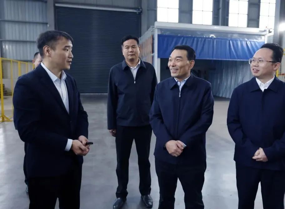 萍鄉(xiāng)市委副書記、市長熊運浪等一行領(lǐng)導蒞臨江西森拓智能裝備有限公司調(diào)研